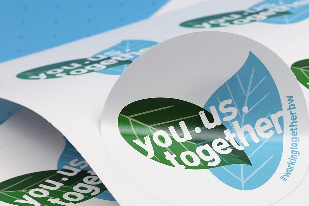 چاپ لیبل پشت چسب دار چاپ لیبل پشت چسب دار